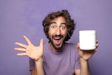 Genç, sakallı, manuct şişesi.