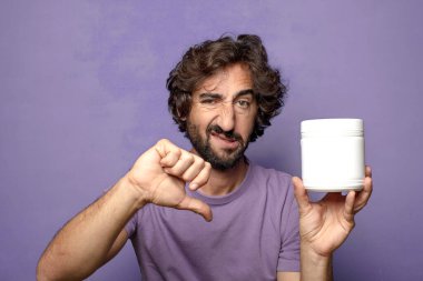 Genç, sakallı, manuct şişesi.