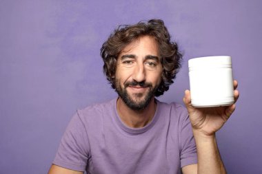 Genç, sakallı, manuct şişesi.