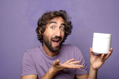 Genç, sakallı, manuct şişesi.