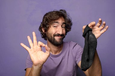 Kirli çorabı olan genç, sakallı bir adam.