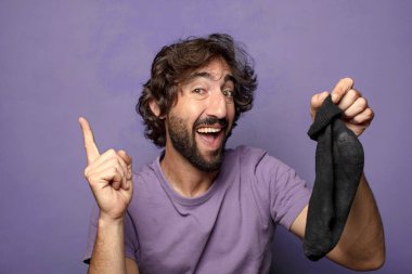 Kirli çorabı olan genç, sakallı bir adam.