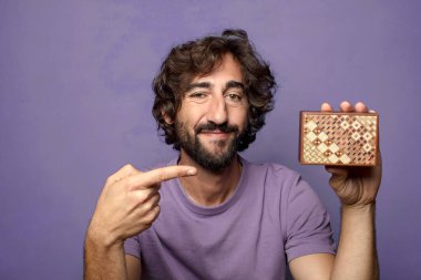 Genç, sakallı, gizemli kutulu bir adam.