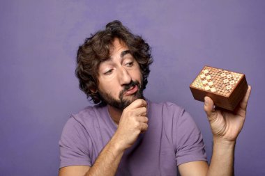 Genç, sakallı, gizemli kutulu bir adam.