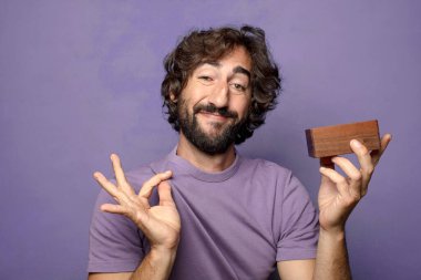 Genç, sakallı, gizemli kutulu bir adam.