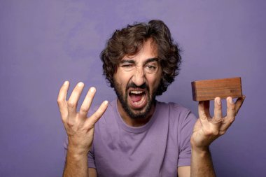 Genç, sakallı, gizemli kutulu bir adam.