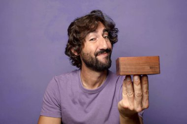 Genç, sakallı, gizemli kutulu bir adam.