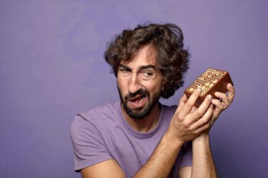 Genç, sakallı, gizemli kutulu bir adam.