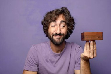 Genç, sakallı, gizemli kutulu bir adam.