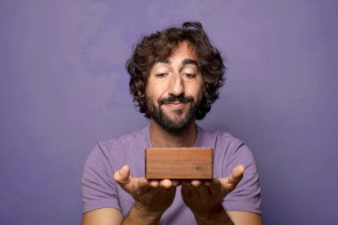 Genç, sakallı, gizemli kutulu bir adam.