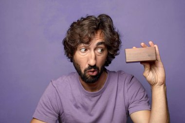 Genç, sakallı, gizemli kutulu bir adam.