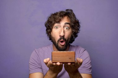 Genç, sakallı, gizemli kutulu bir adam.