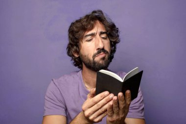 Genç, sakallı, cüzdanı olan bir adam.