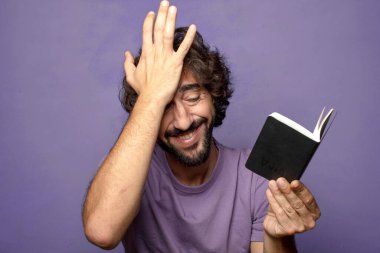 Genç, sakallı, cüzdanı olan bir adam.