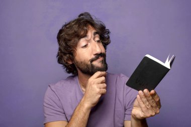 Genç, sakallı, cüzdanı olan bir adam.