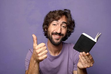 Genç, sakallı, cüzdanı olan bir adam.