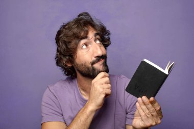 Genç, sakallı, cüzdanı olan bir adam.