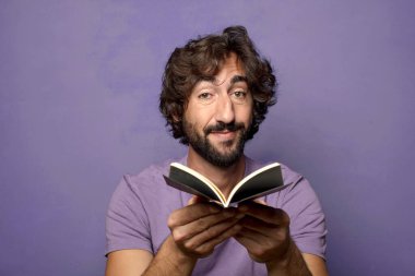 Genç, sakallı, cüzdanı olan bir adam.