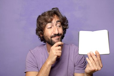 Genç, sakallı, cüzdanı olan bir adam.