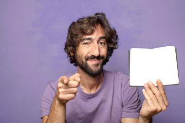 Genç, sakallı, cüzdanı olan bir adam.