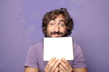 Genç, sakallı, cüzdanı olan bir adam.