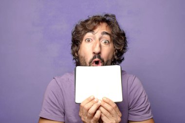 Genç, sakallı, cüzdanı olan bir adam.