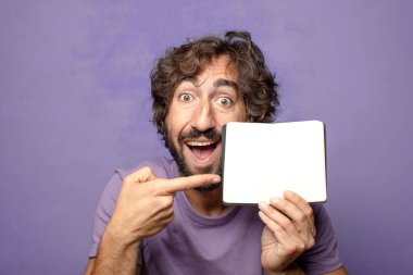 Genç, sakallı, cüzdanı olan bir adam.