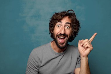 Genç, sakallı adam.