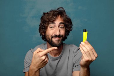 Genç, sakallı ve çakmaklı bir adam.