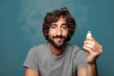 Harika bir hafızası olan genç, sakallı bir adam.