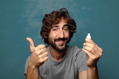 Harika bir hafızası olan genç, sakallı bir adam.