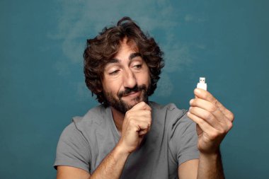 Harika bir hafızası olan genç, sakallı bir adam.