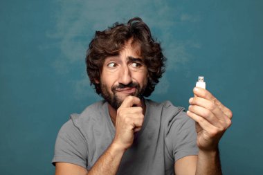 Harika bir hafızası olan genç, sakallı bir adam.