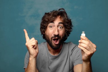 Harika bir hafızası olan genç, sakallı bir adam.