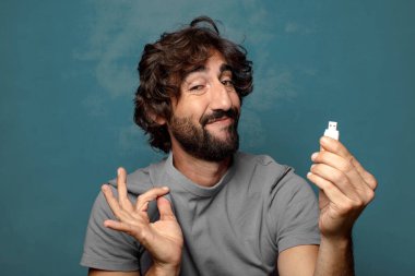 Harika bir hafızası olan genç, sakallı bir adam.