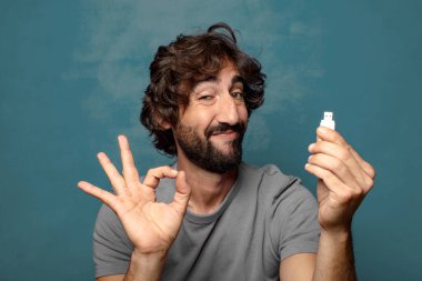 Harika bir hafızası olan genç, sakallı bir adam.