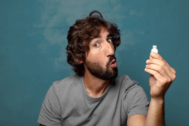 Harika bir hafızası olan genç, sakallı bir adam.