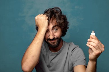 Harika bir hafızası olan genç, sakallı bir adam.