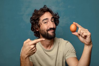 Genç yetişkin sakallı adam yumurtası konsepti