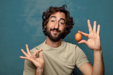 Genç yetişkin sakallı adam yumurtası konsepti