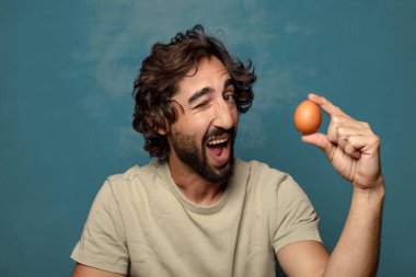 Genç yetişkin sakallı adam yumurtası konsepti