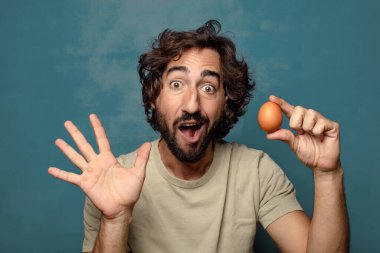 Genç yetişkin sakallı adam yumurtası konsepti