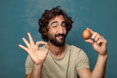 Genç yetişkin sakallı adam yumurtası konsepti