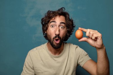 Genç yetişkin sakallı adam yumurtası konsepti