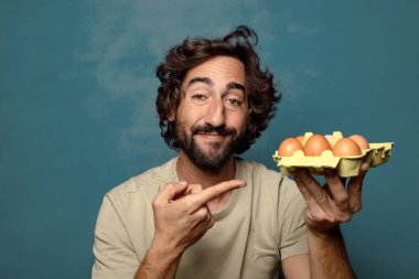 Genç yetişkin sakallı adam yumurtası konsepti