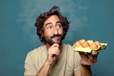 Genç yetişkin sakallı adam yumurtası konsepti