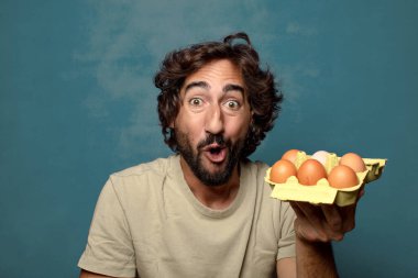 Genç yetişkin sakallı adam yumurtası konsepti