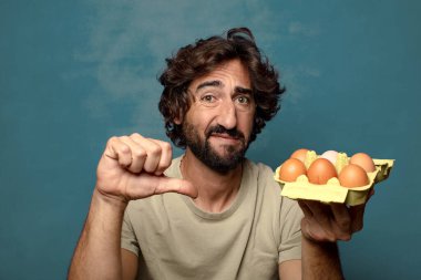 Genç yetişkin sakallı adam yumurtası konsepti