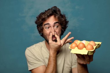 Genç yetişkin sakallı adam yumurtası konsepti