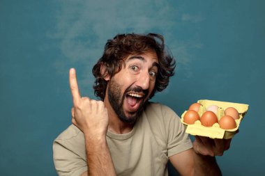 Genç yetişkin sakallı adam yumurtası konsepti